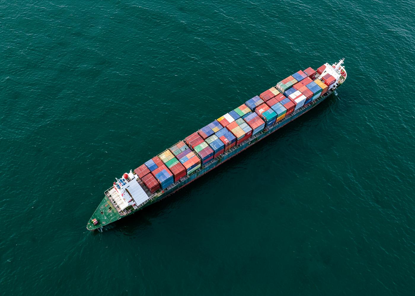 Navio porta-contentores em alto mar